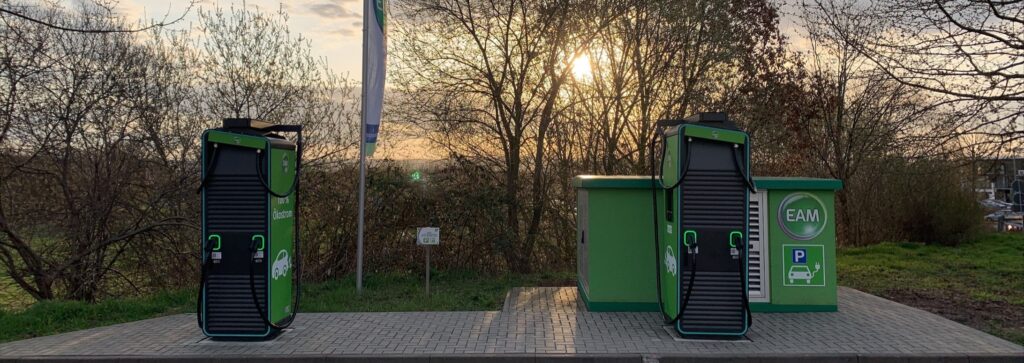 Ladestationen der EAM bei Sonnenuntergang