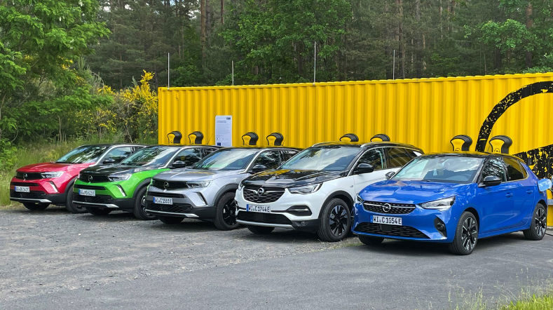 Opel Entwicklungszentrum: Reallabor für Elektromobilität mit modularem Batteriespeicher